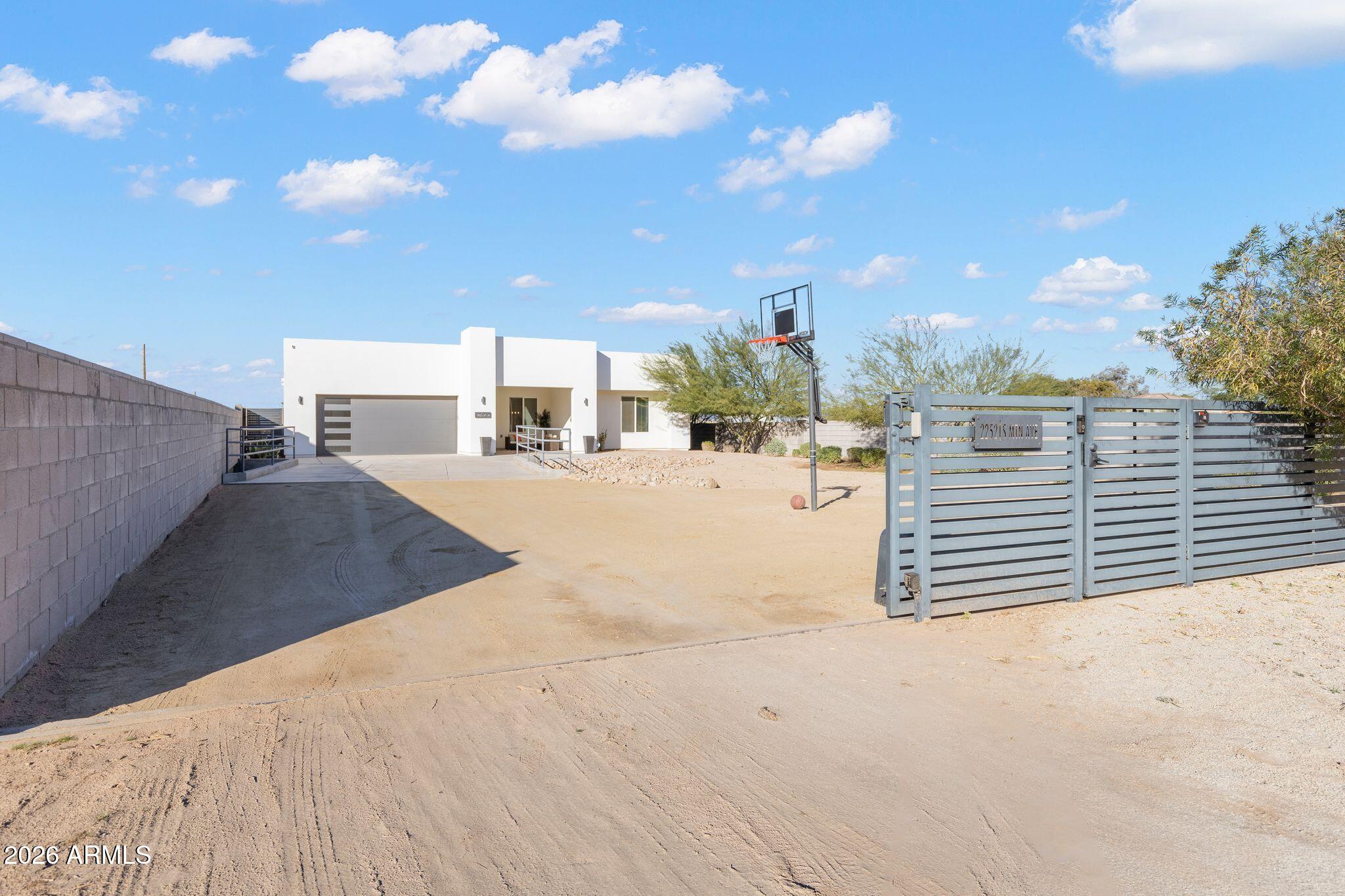 2252 E SOUTH MOUNTAIN Avenue