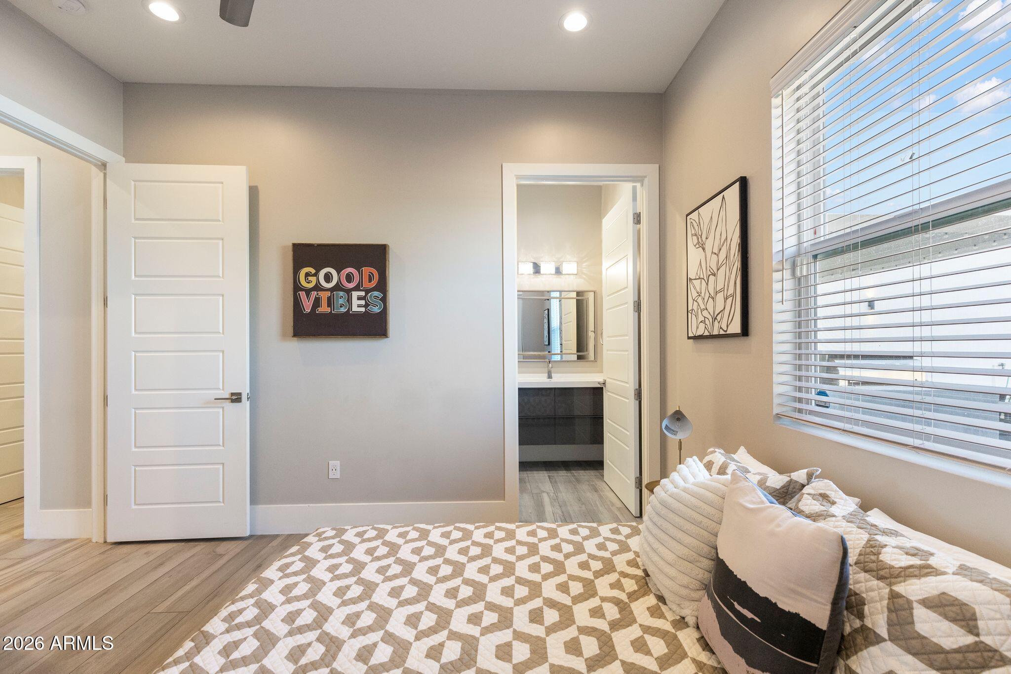 2252 E SOUTH MOUNTAIN Avenue