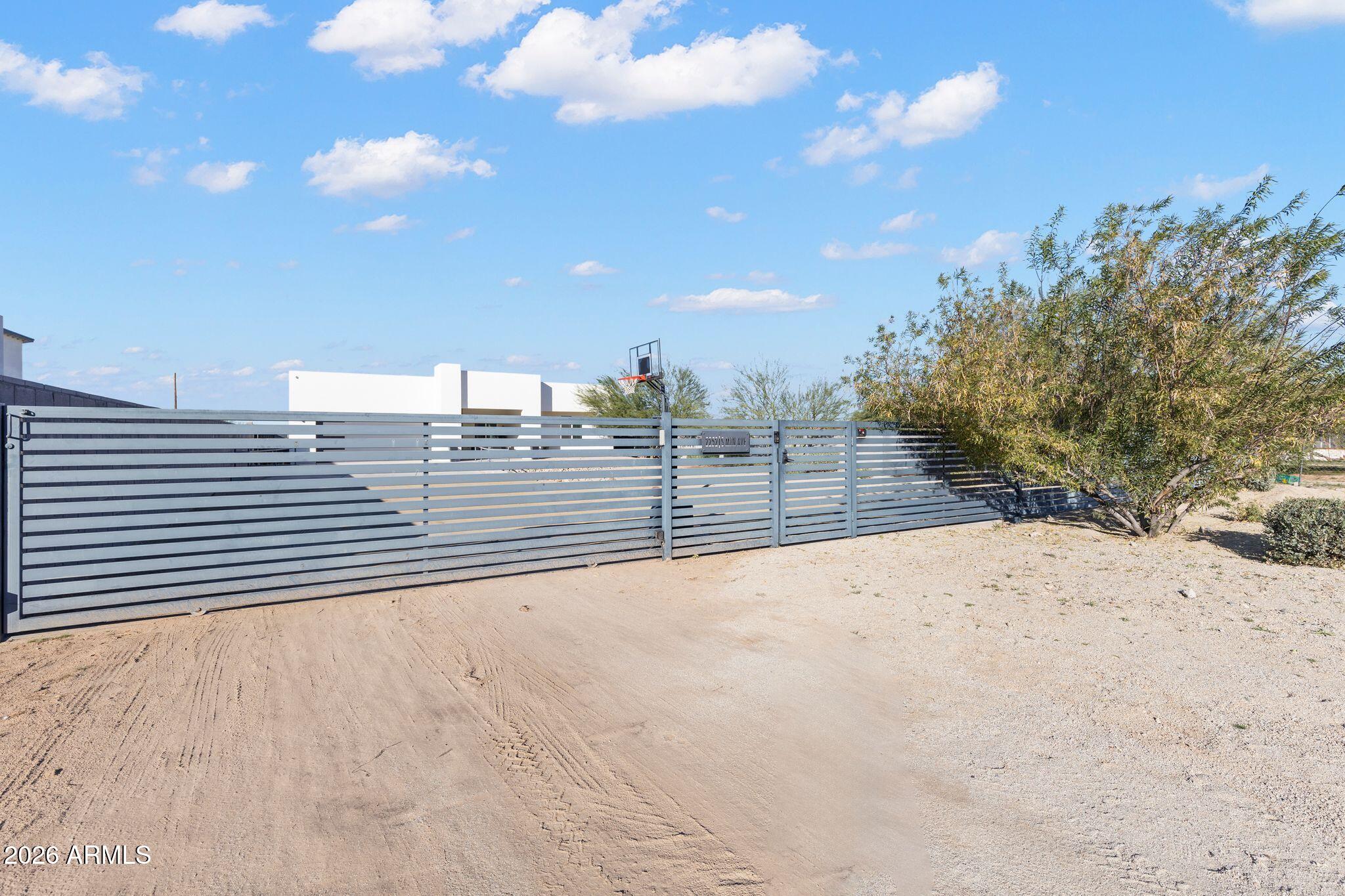 2252 E SOUTH MOUNTAIN Avenue