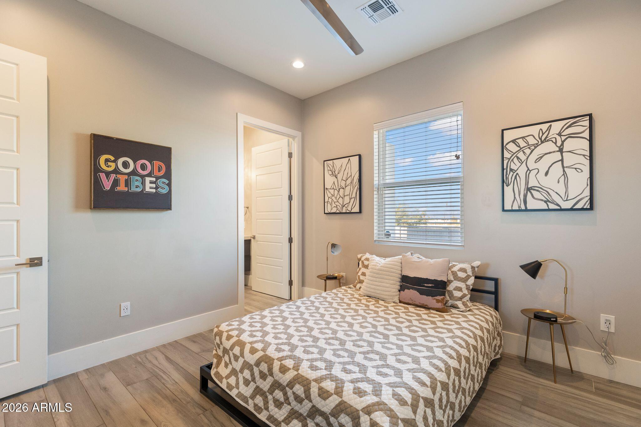 2252 E SOUTH MOUNTAIN Avenue