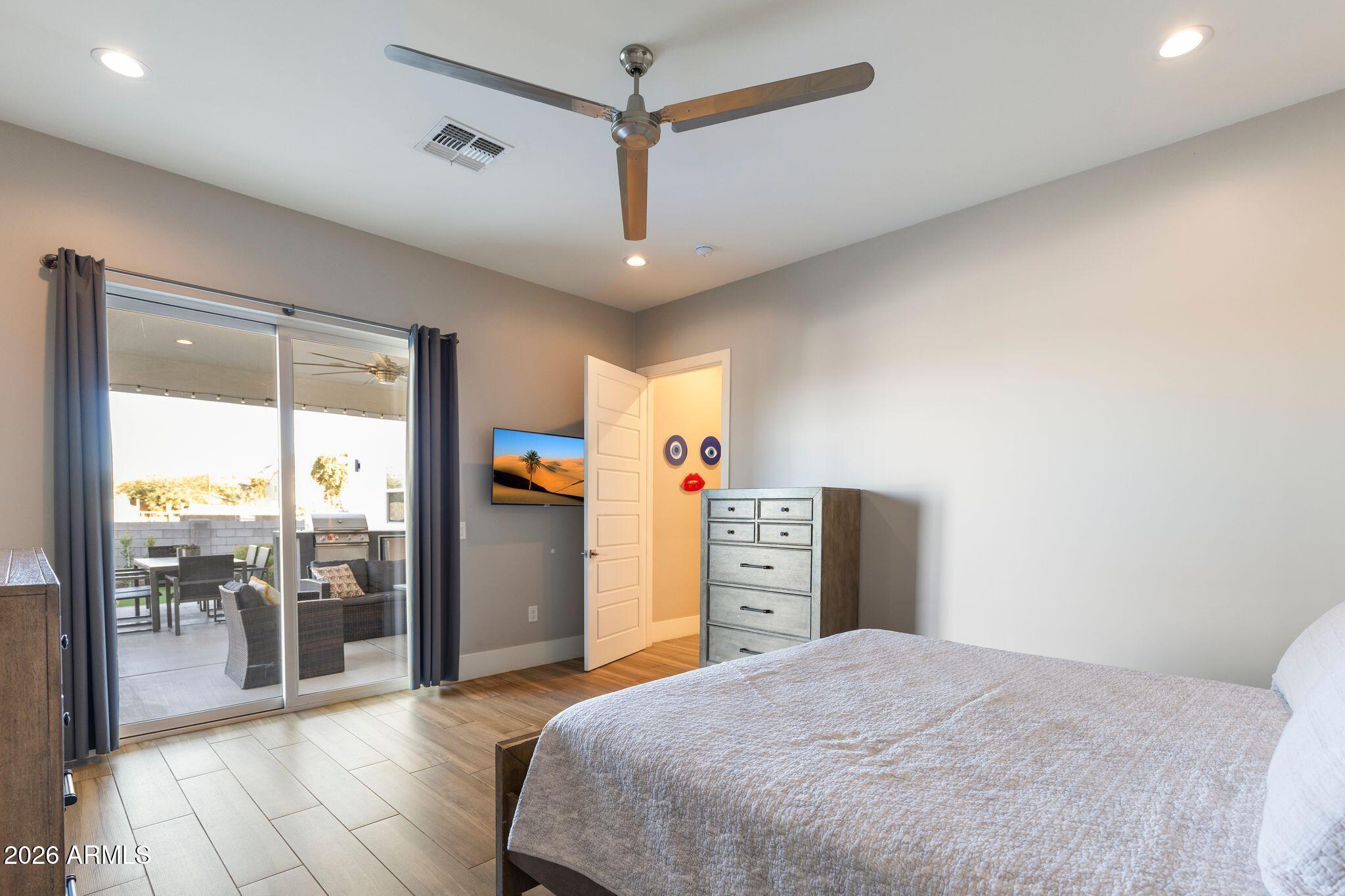 2252 E SOUTH MOUNTAIN Avenue