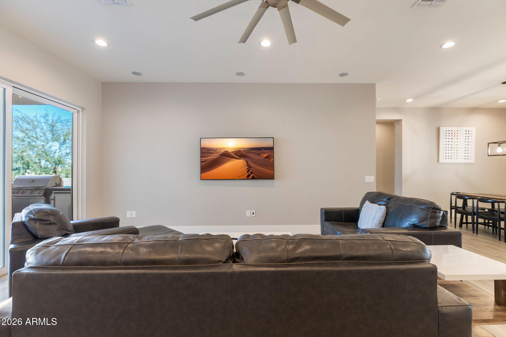 2252 E SOUTH MOUNTAIN Avenue