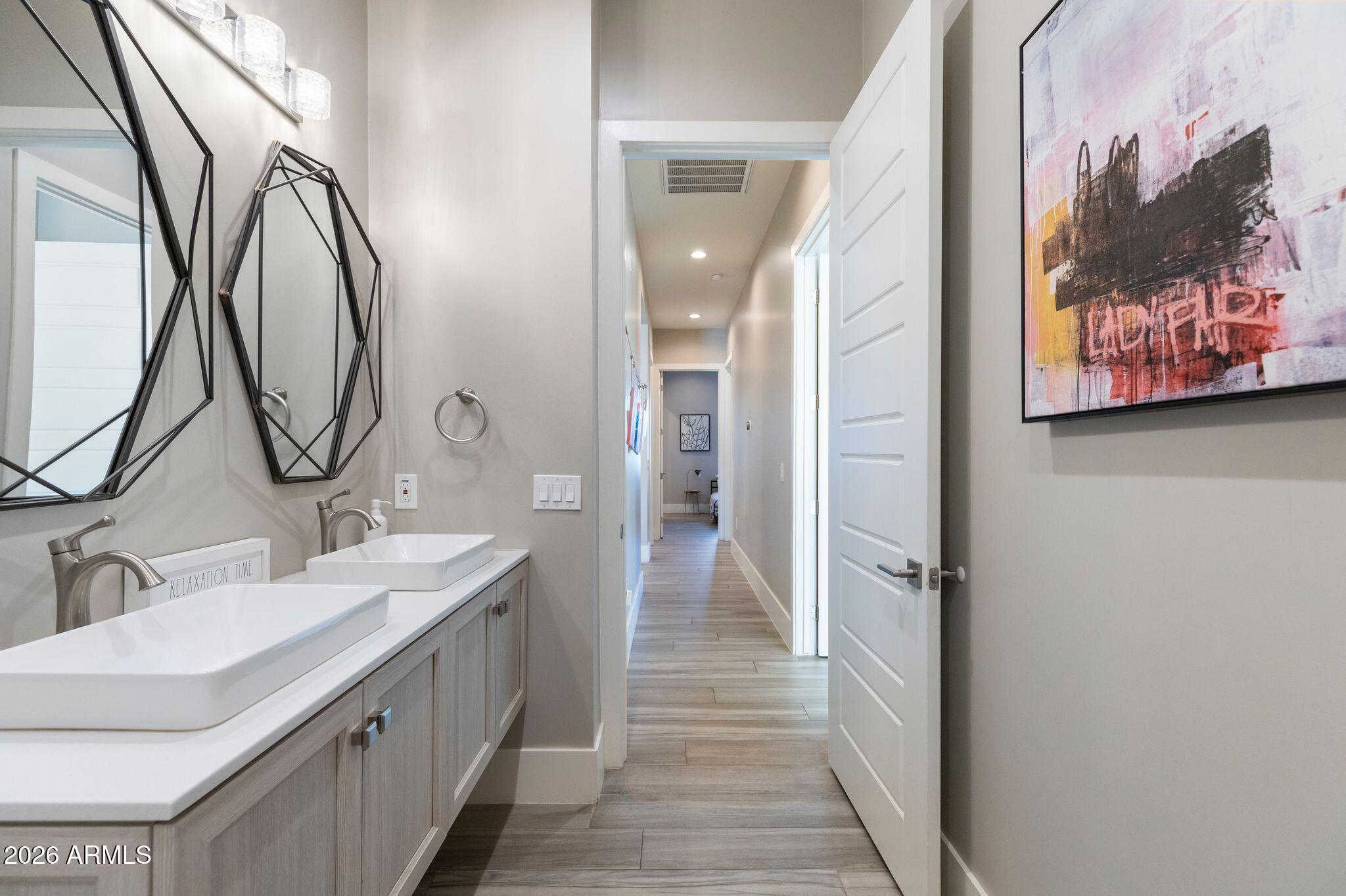 2252 E SOUTH MOUNTAIN Avenue