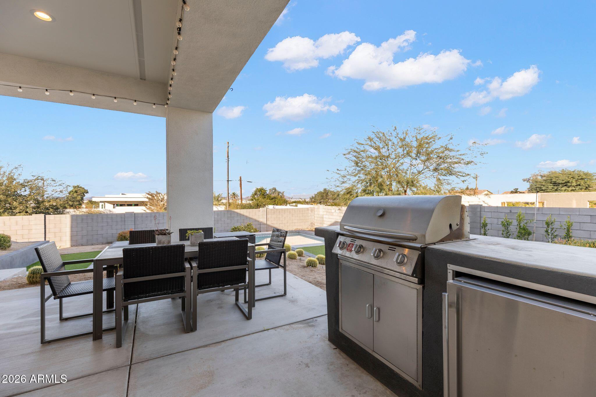 2252 E SOUTH MOUNTAIN Avenue