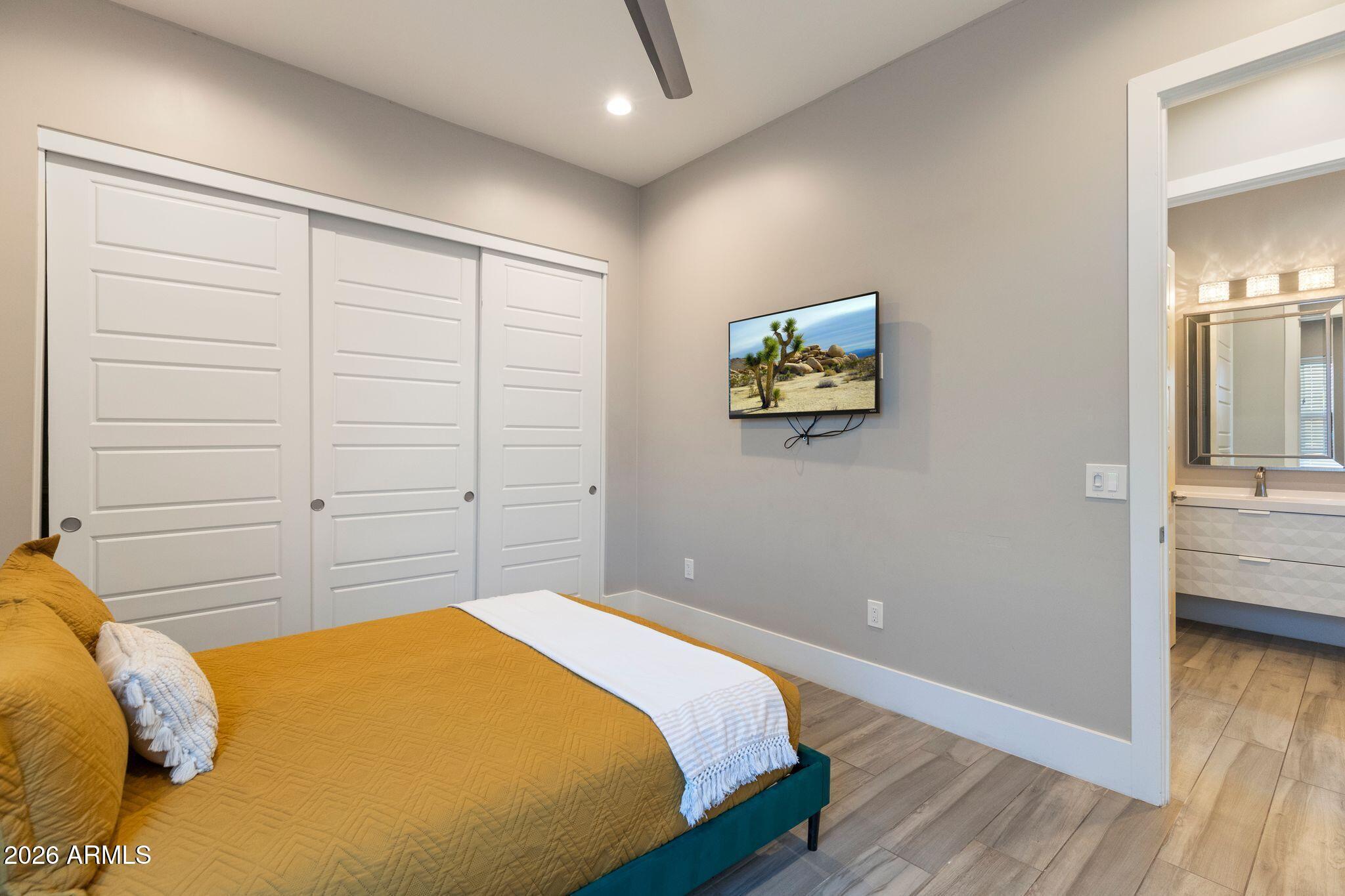 2252 E SOUTH MOUNTAIN Avenue