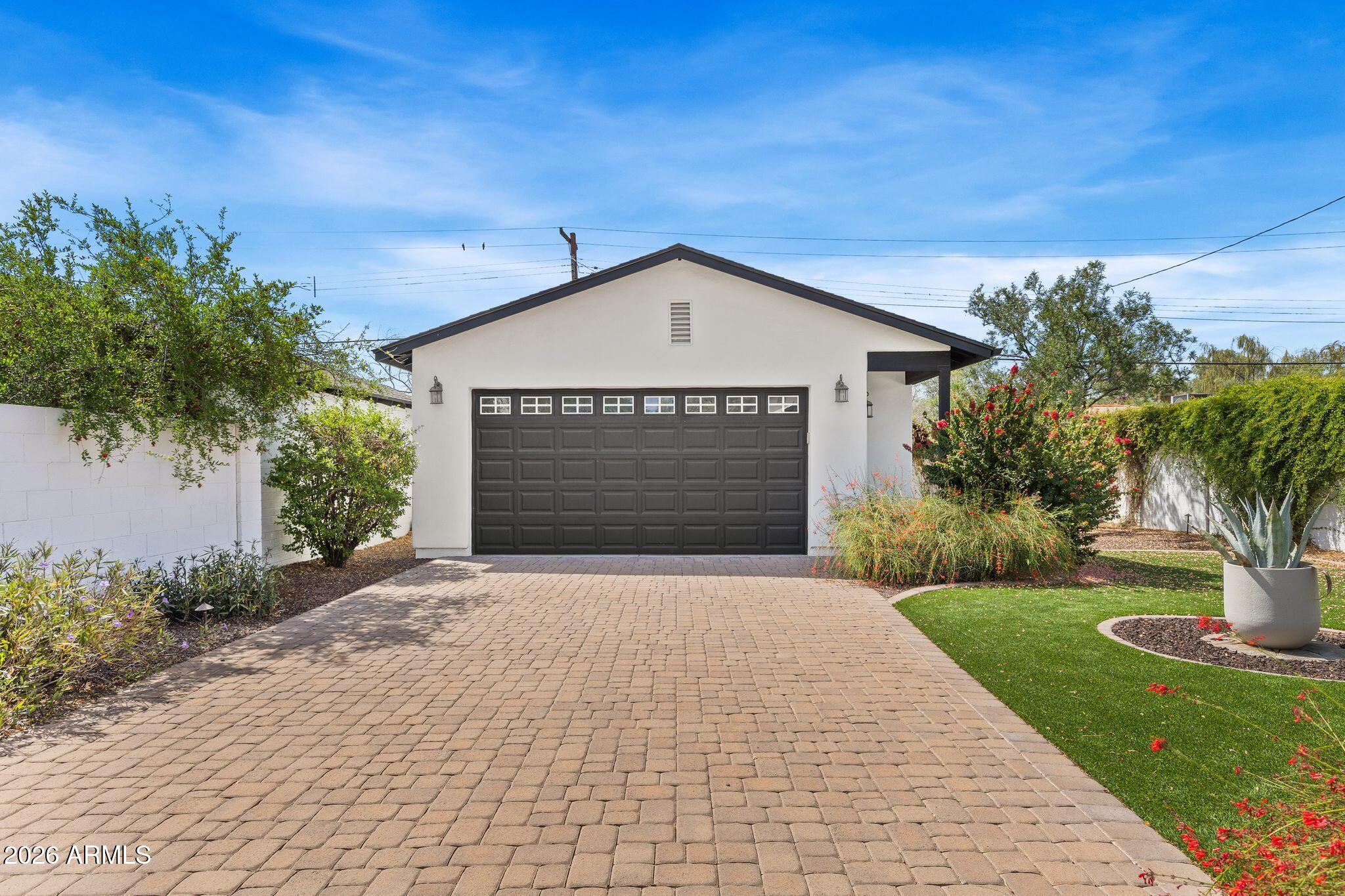 1501 E EARLL Drive