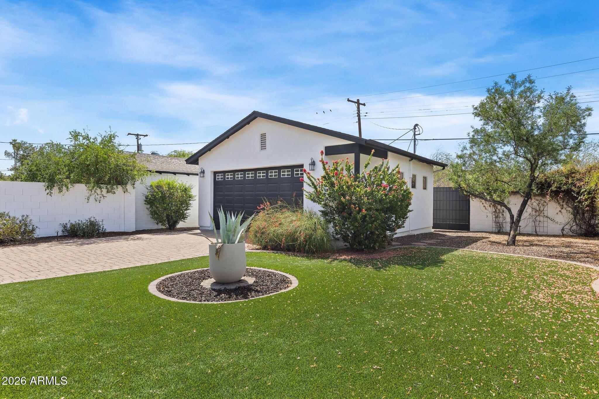 1501 E EARLL Drive