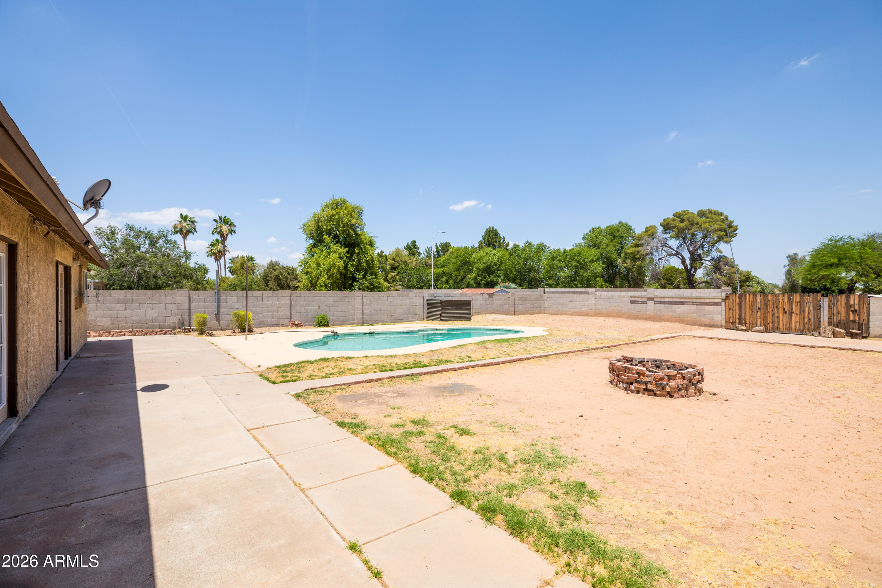 1506 W ALAMO Drive