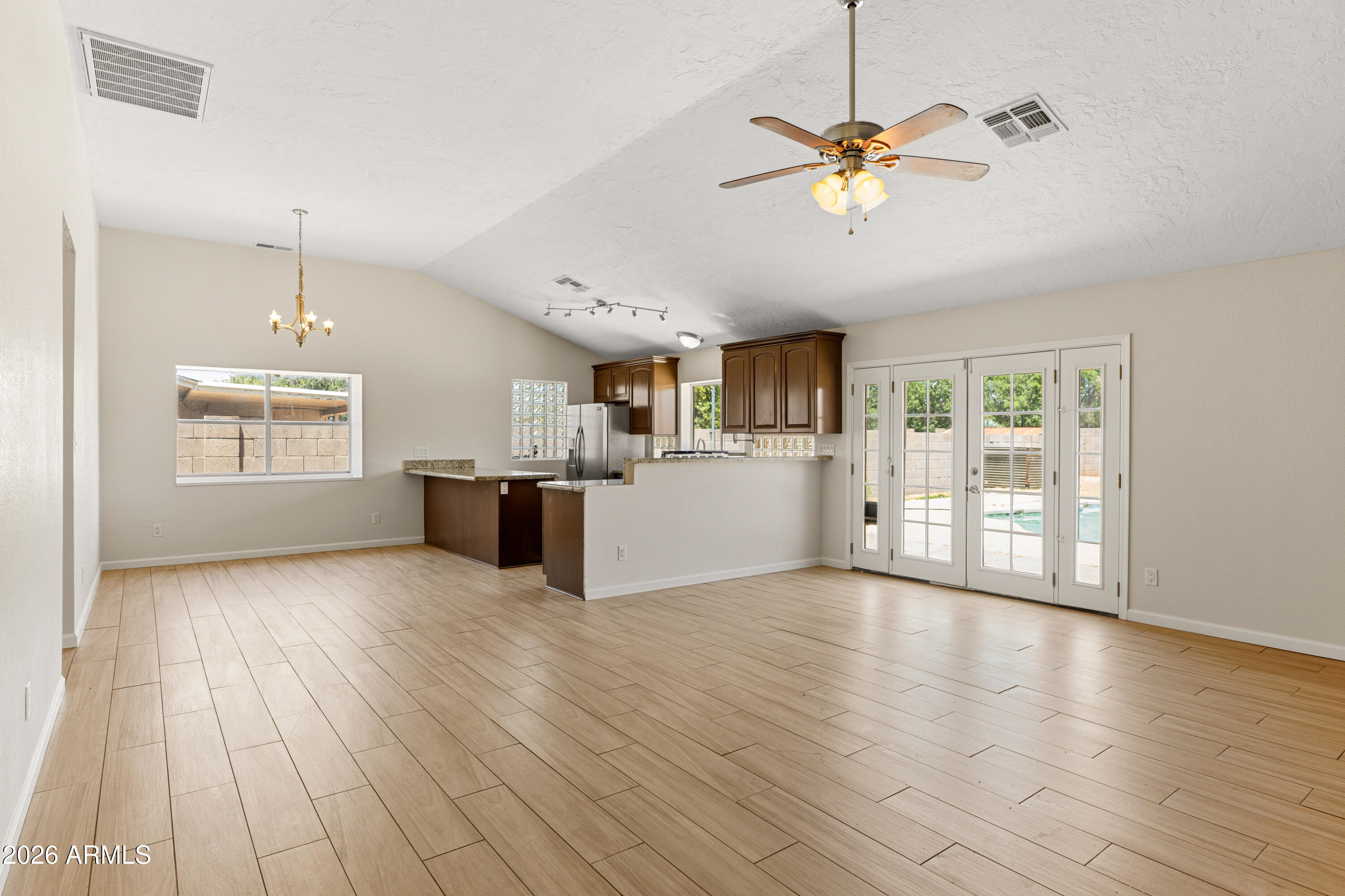 1506 W ALAMO Drive