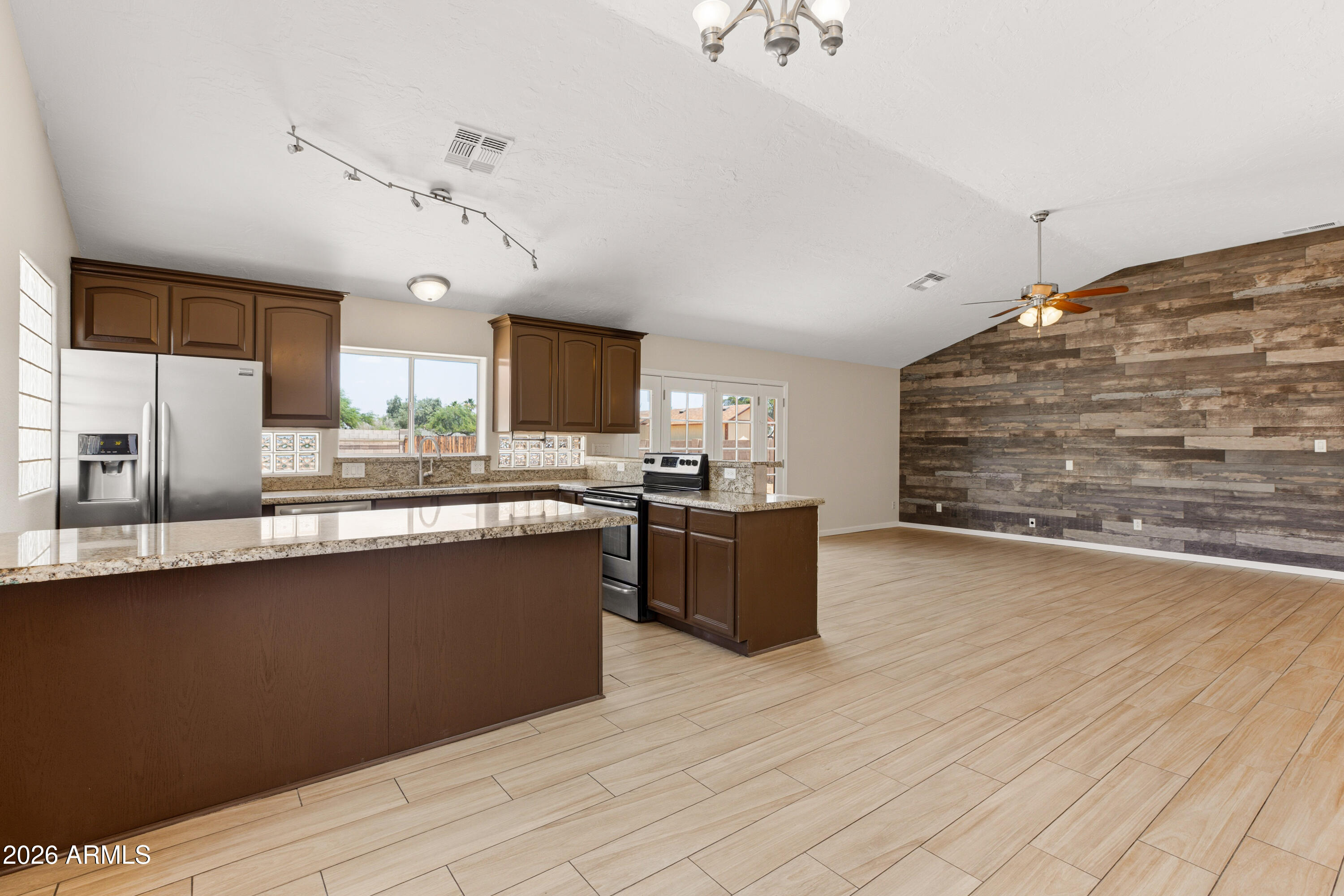 1506 W ALAMO Drive