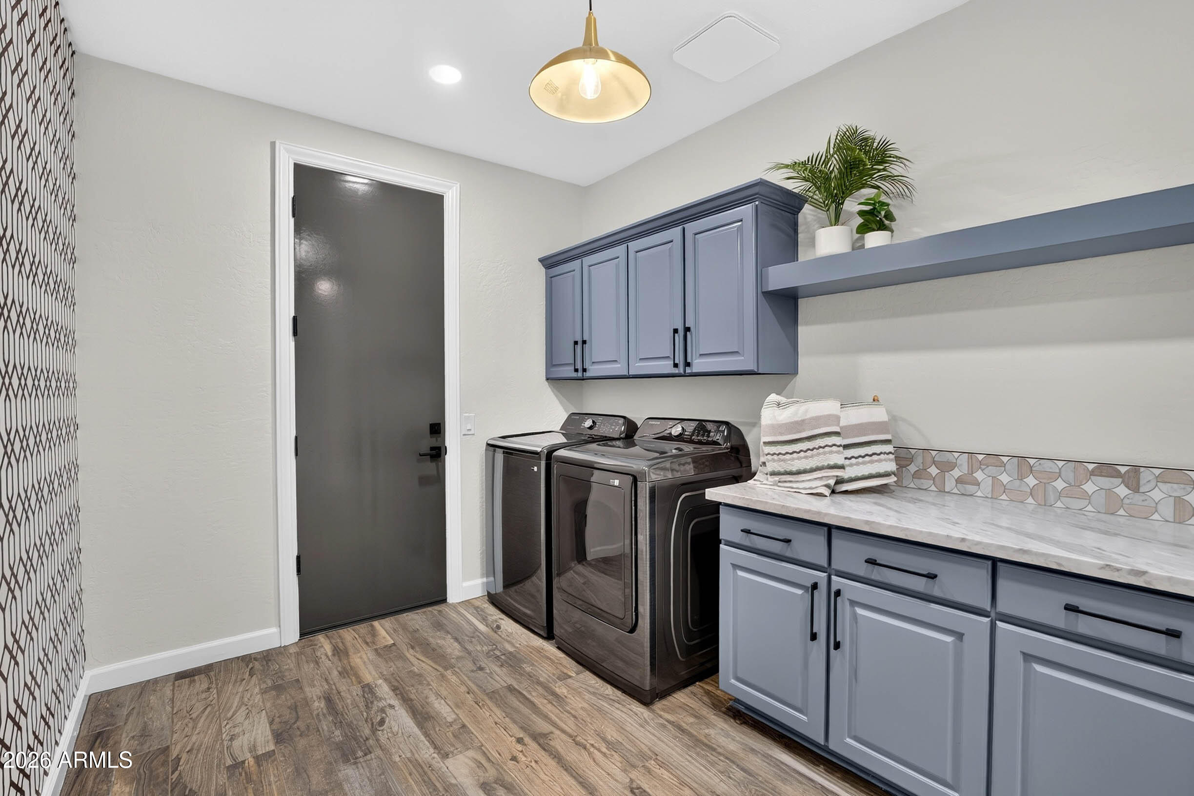 1933 E GEMINI Place