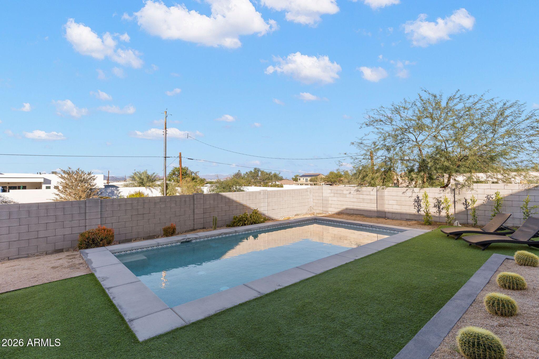 2252 E SOUTH MOUNTAIN Avenue