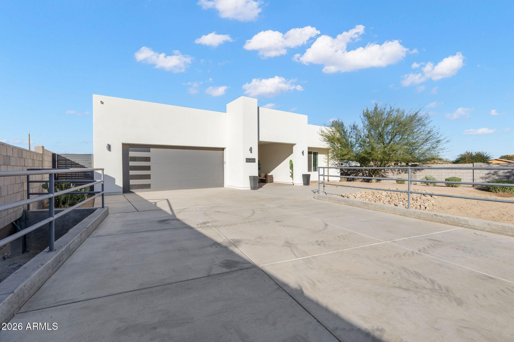 2252 E SOUTH MOUNTAIN Avenue