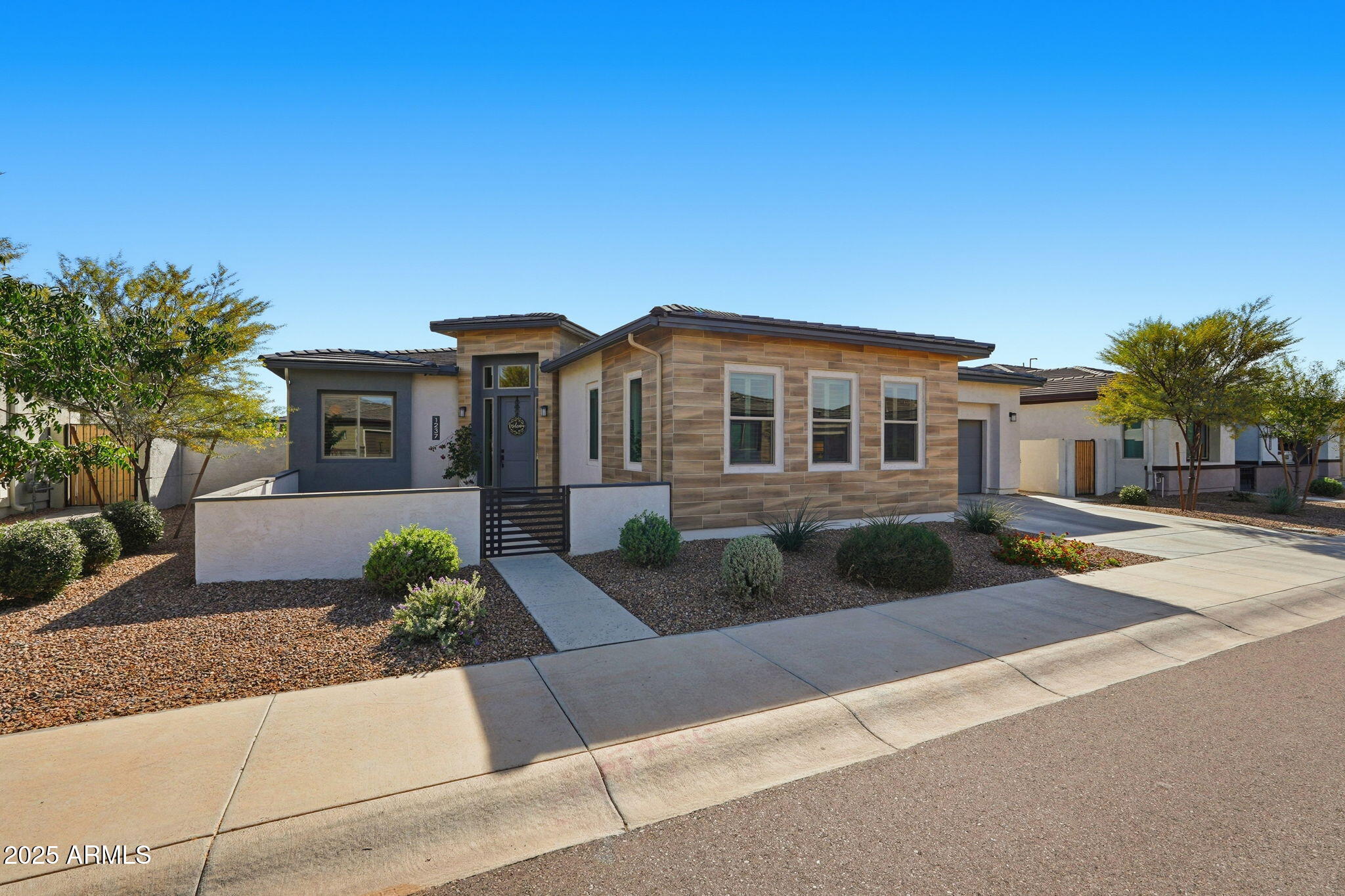 1237 W CHERRYWOOD Drive