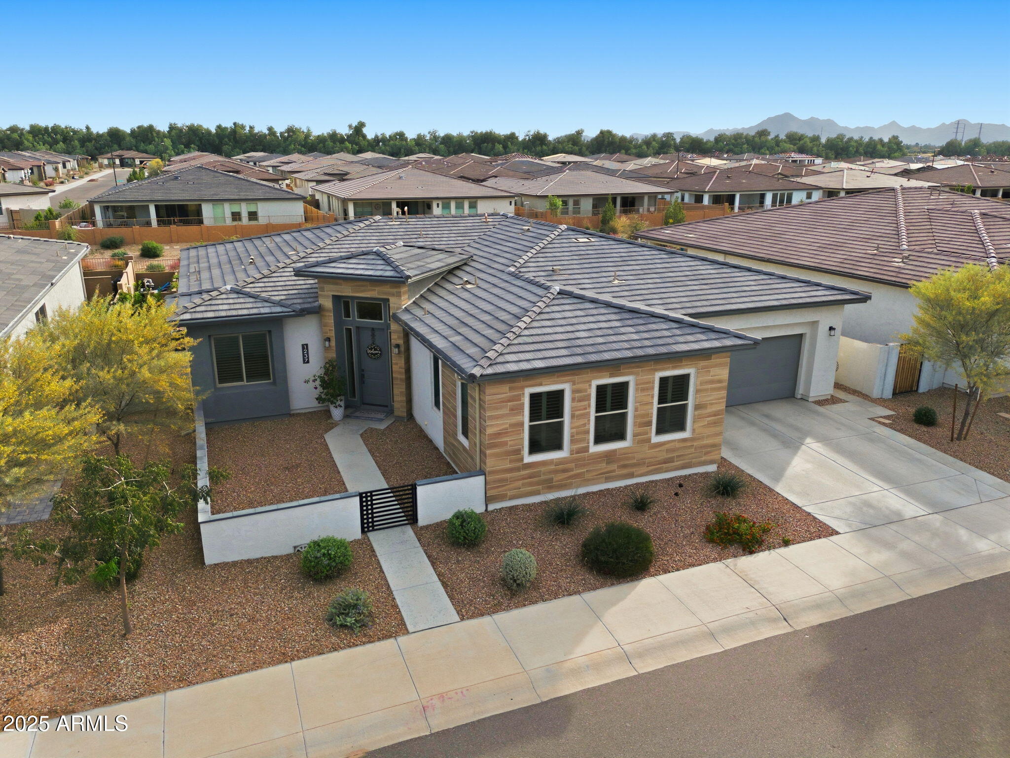 1237 W CHERRYWOOD Drive