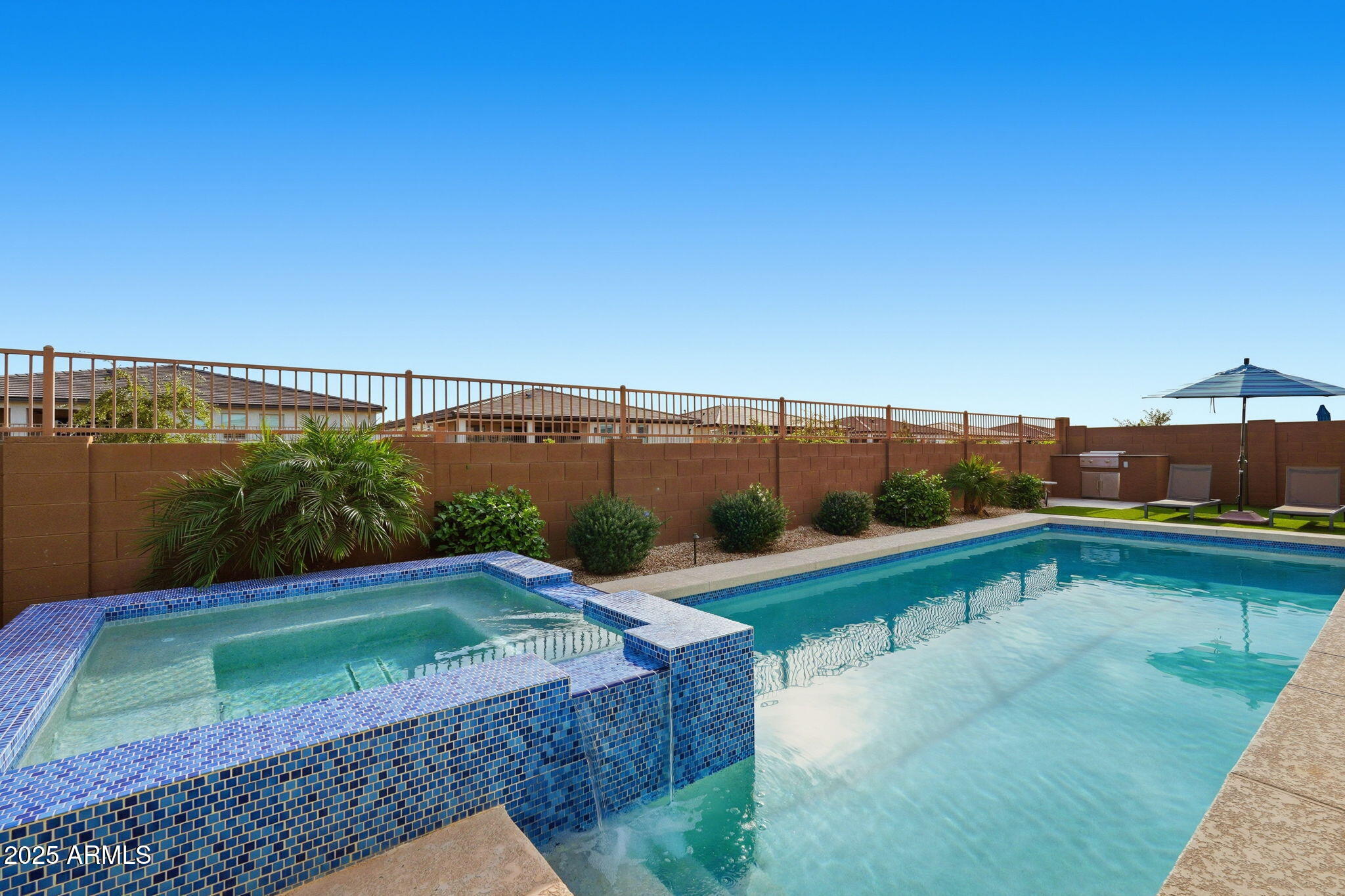 1237 W CHERRYWOOD Drive