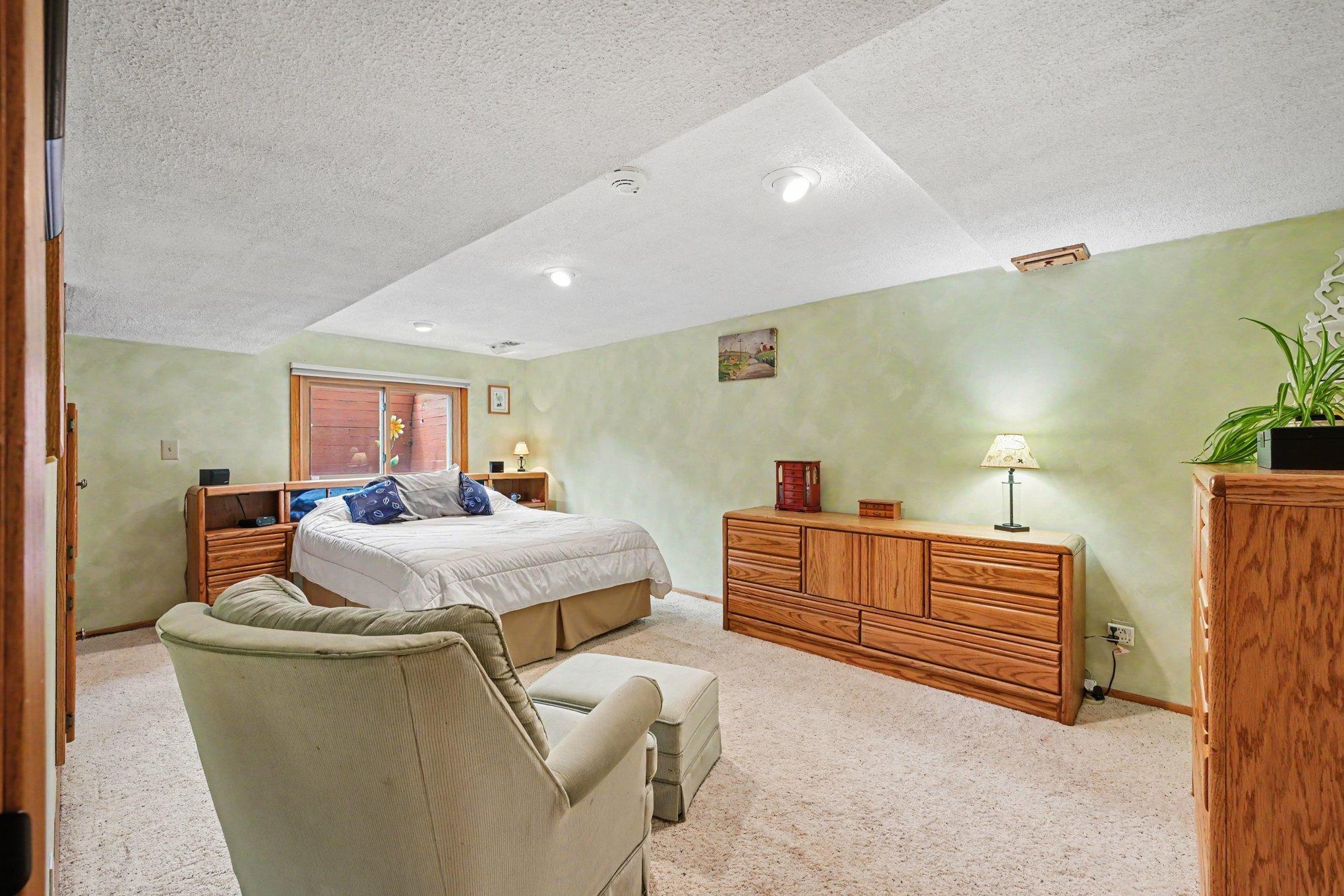 11221 Arrowhead Street NW