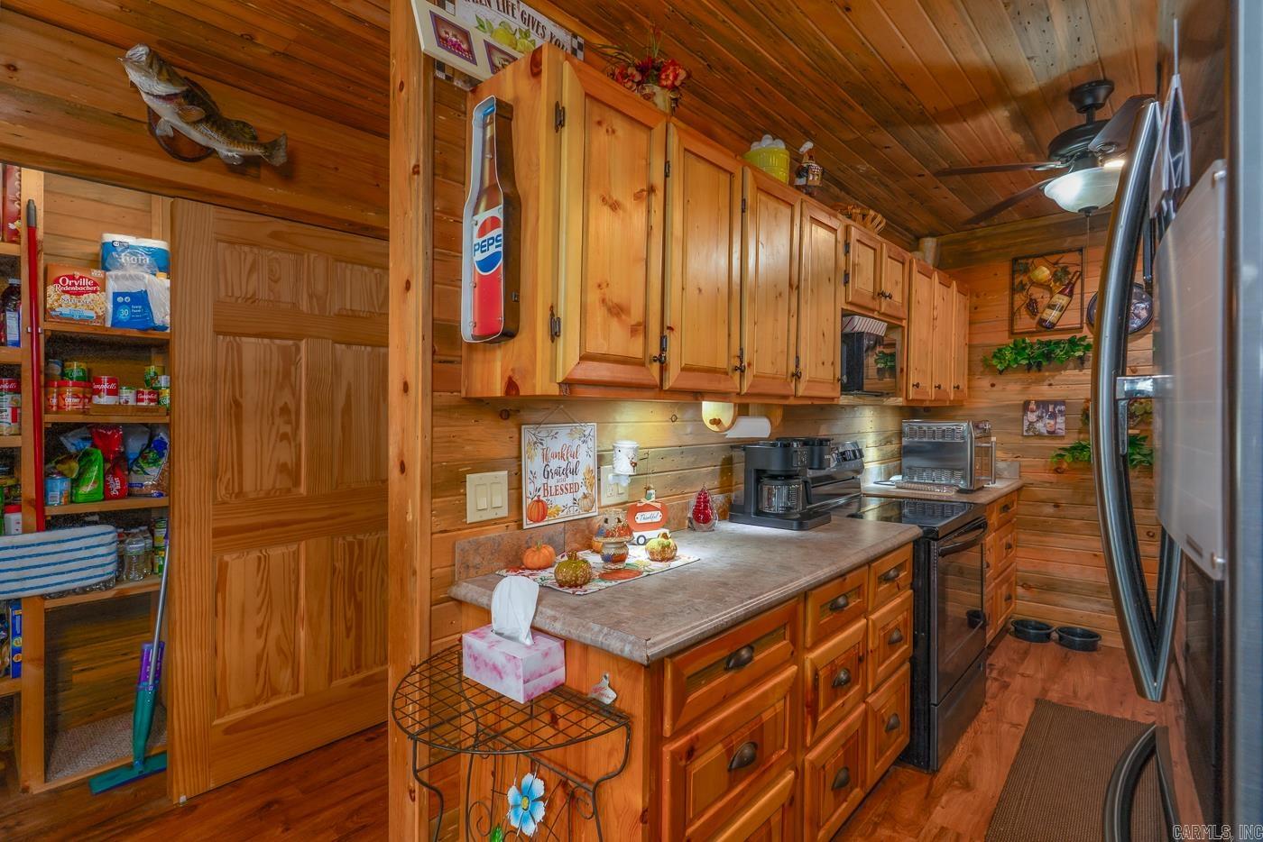 21 W Lakeshore Dr