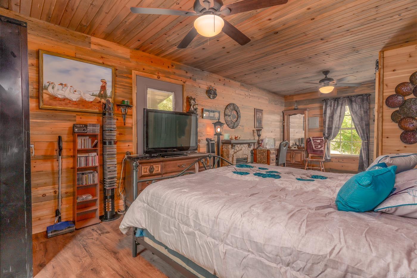 21 W Lakeshore Dr
