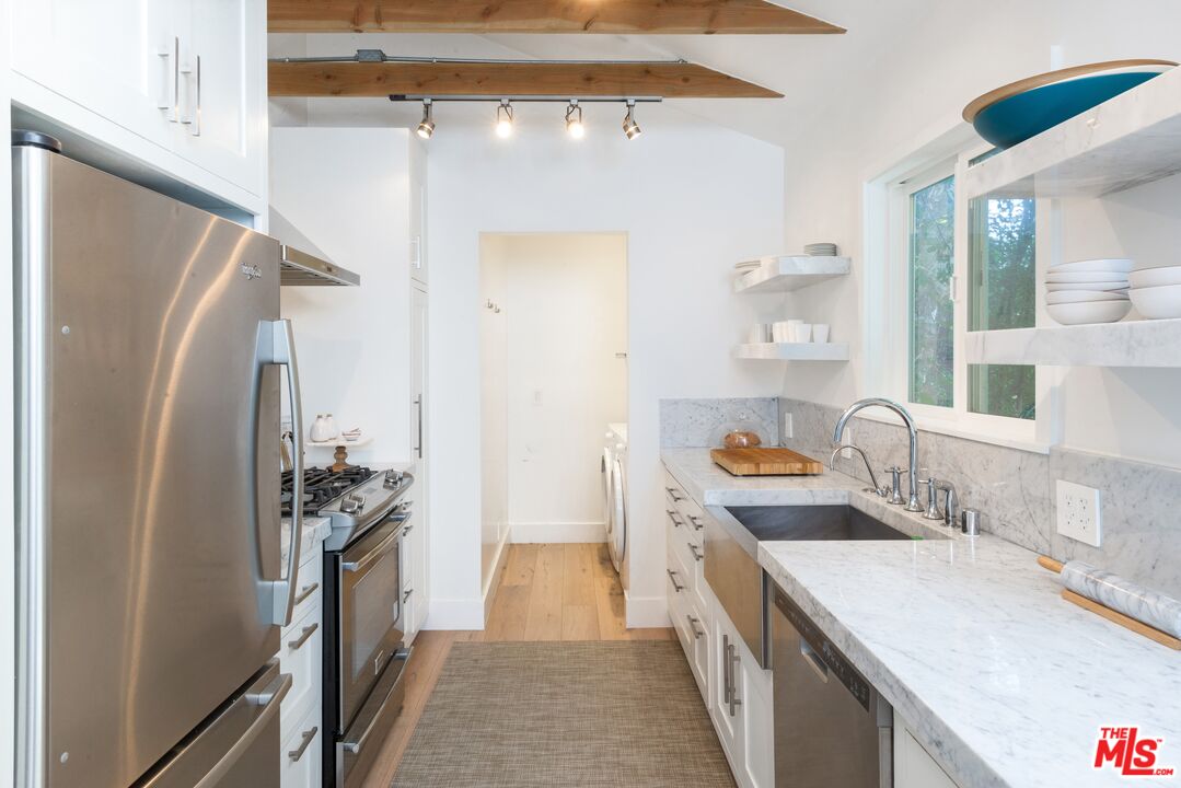 704 VERNON AVE Unit: 1/2