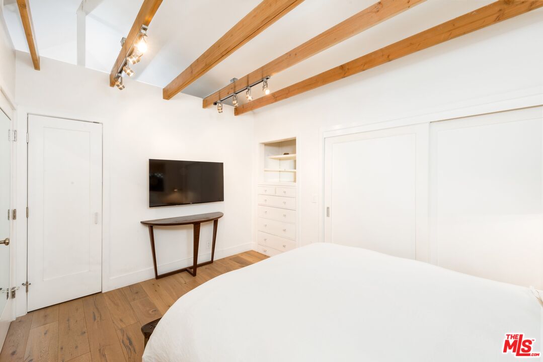 704 VERNON AVE Unit: 1/2