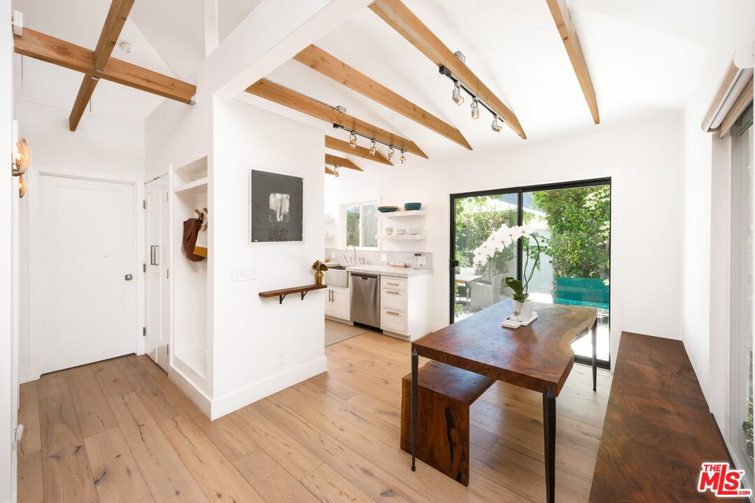 704 VERNON AVE Unit: 1/2