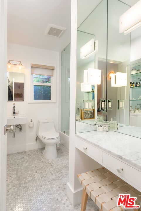 704 VERNON AVE Unit: 1/2