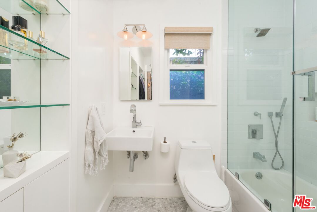 704 VERNON AVE Unit: 1/2