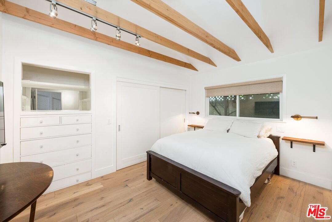 704 VERNON AVE Unit: 1/2