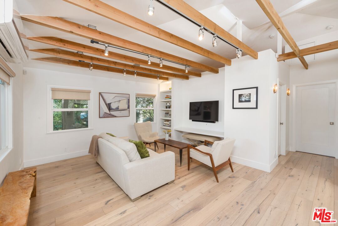 704 VERNON AVE Unit: 1/2