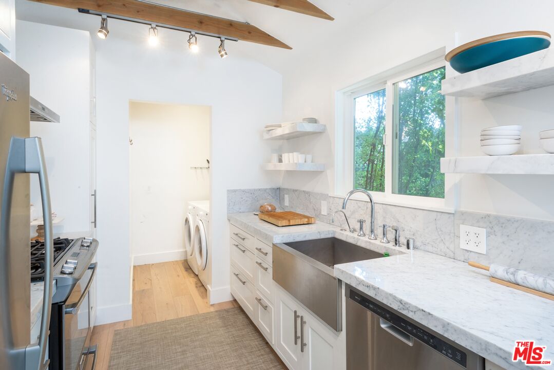 704 VERNON AVE Unit: 1/2