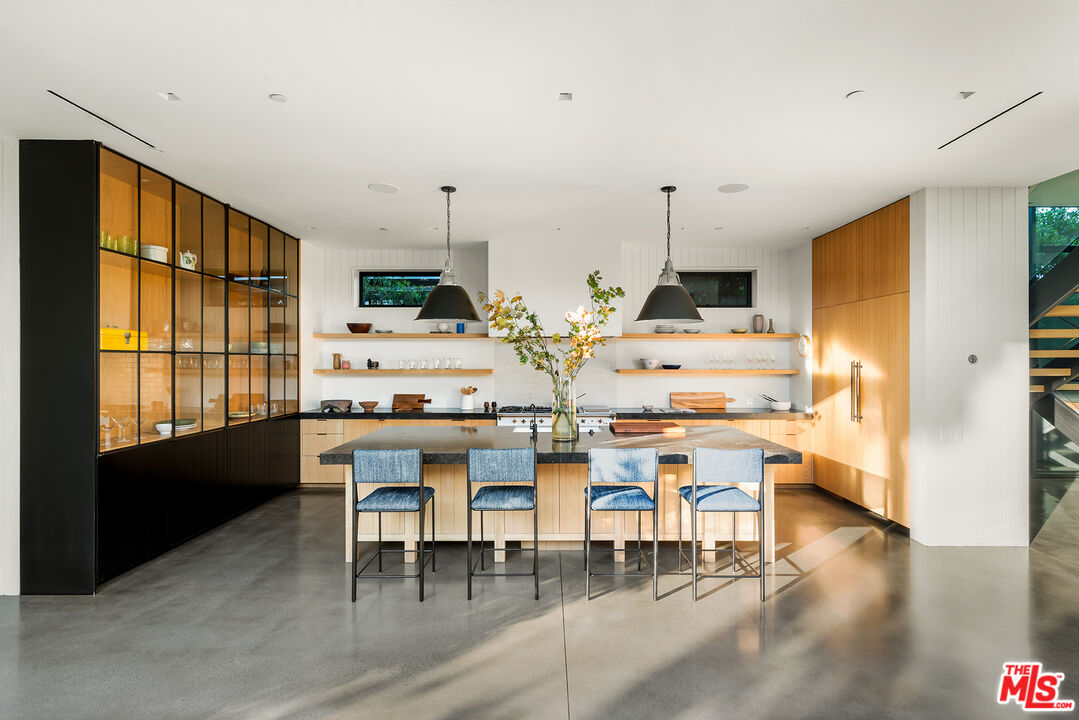 901 Flower Ave