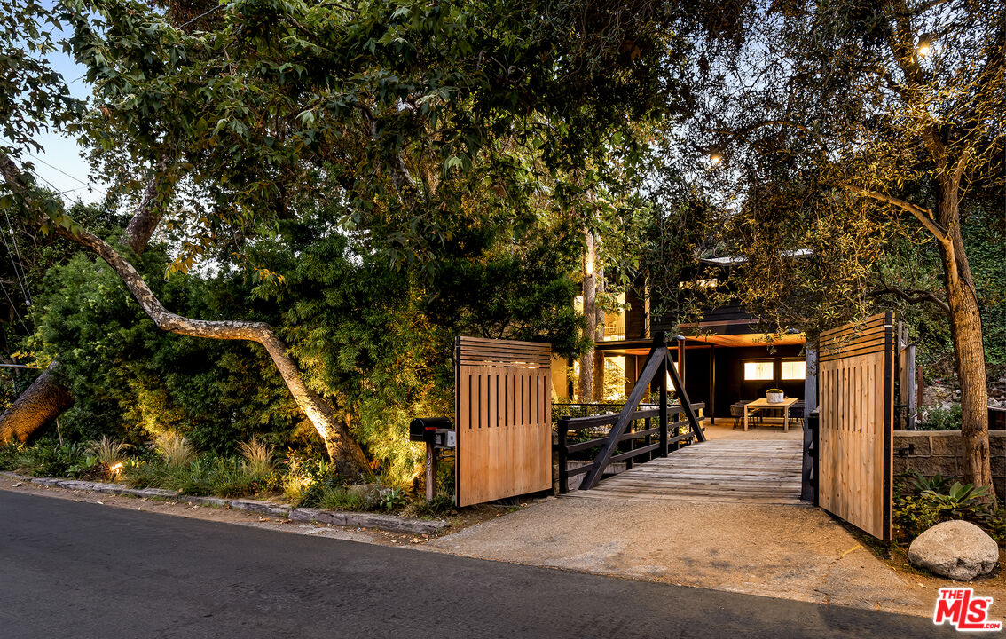 327 E Rustic Rd