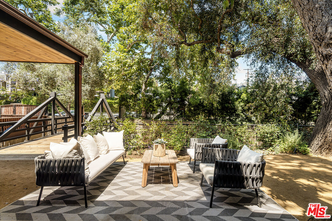 327 E Rustic Rd