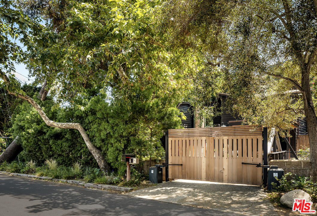 327 E Rustic Rd