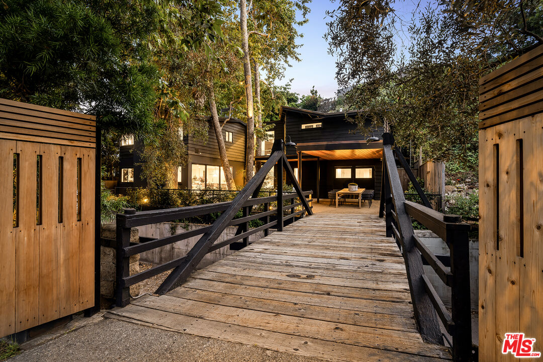 327 E Rustic Rd