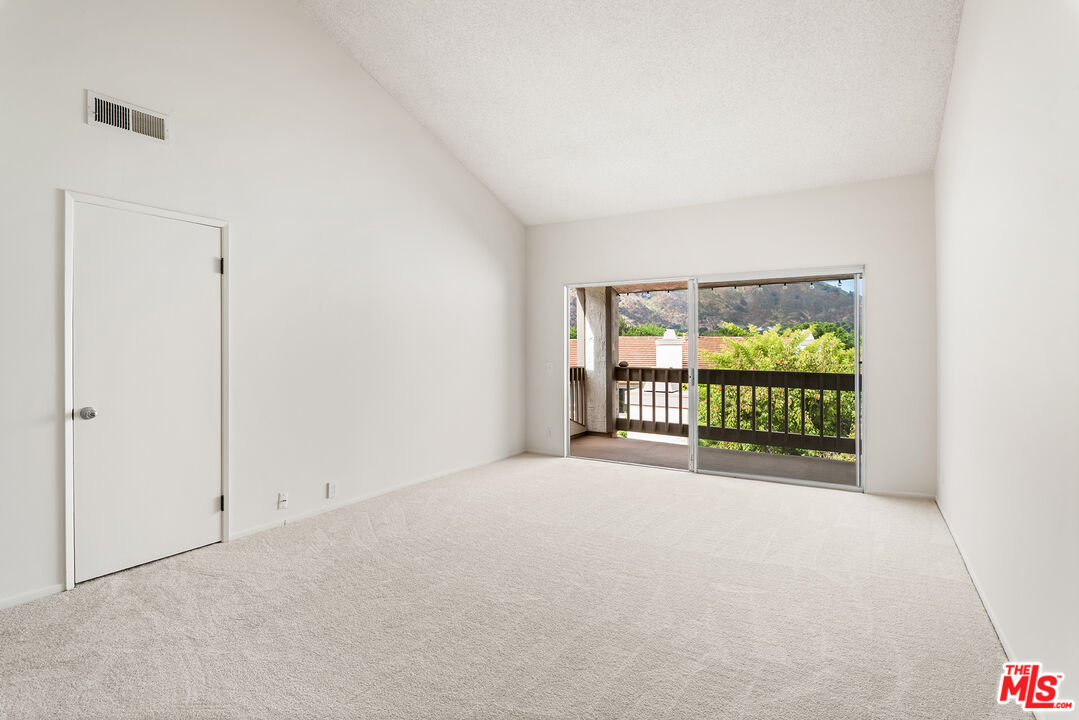 17100 Palisades Cir