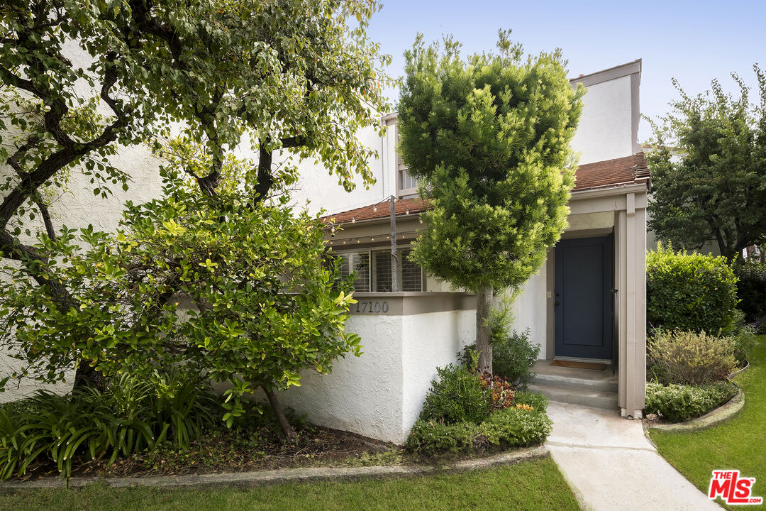 17100 Palisades Cir