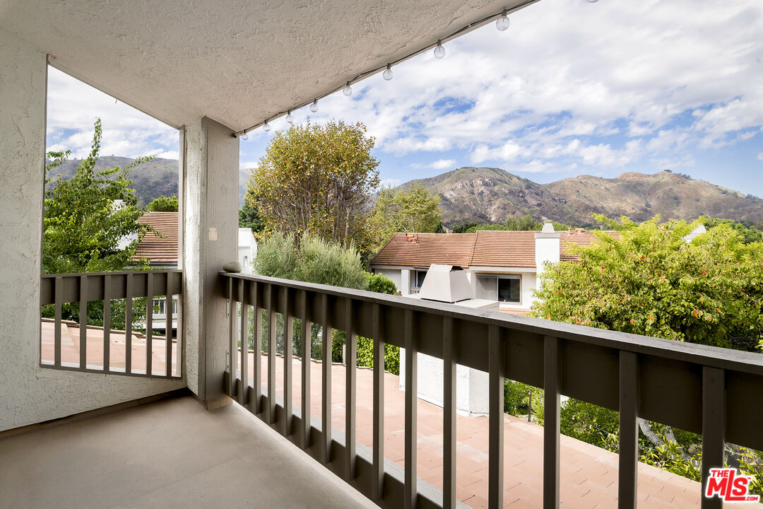 17100 Palisades Cir