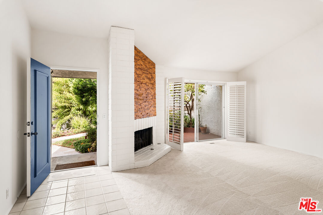 17100 Palisades Cir