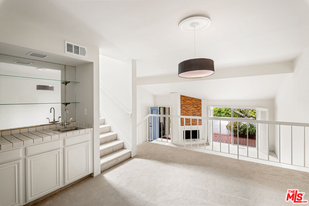 17100 Palisades Cir