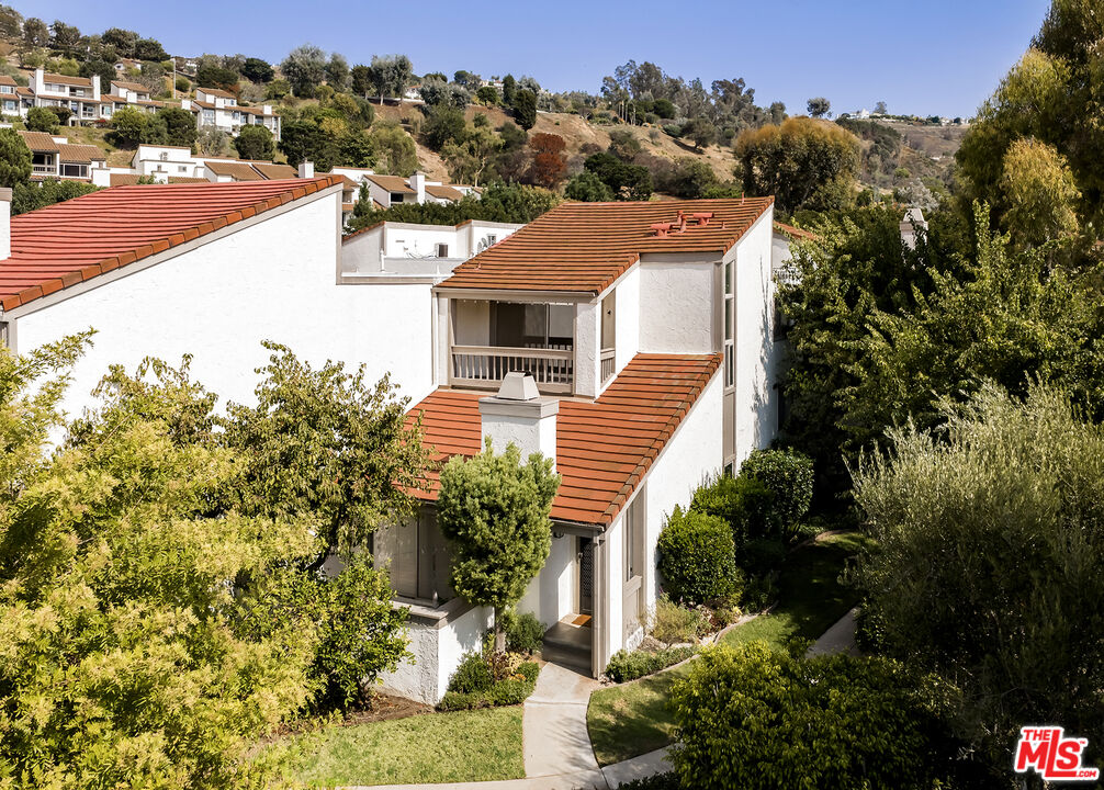 17100 Palisades Cir