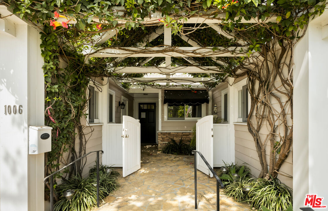 1006 Las Pulgas Rd