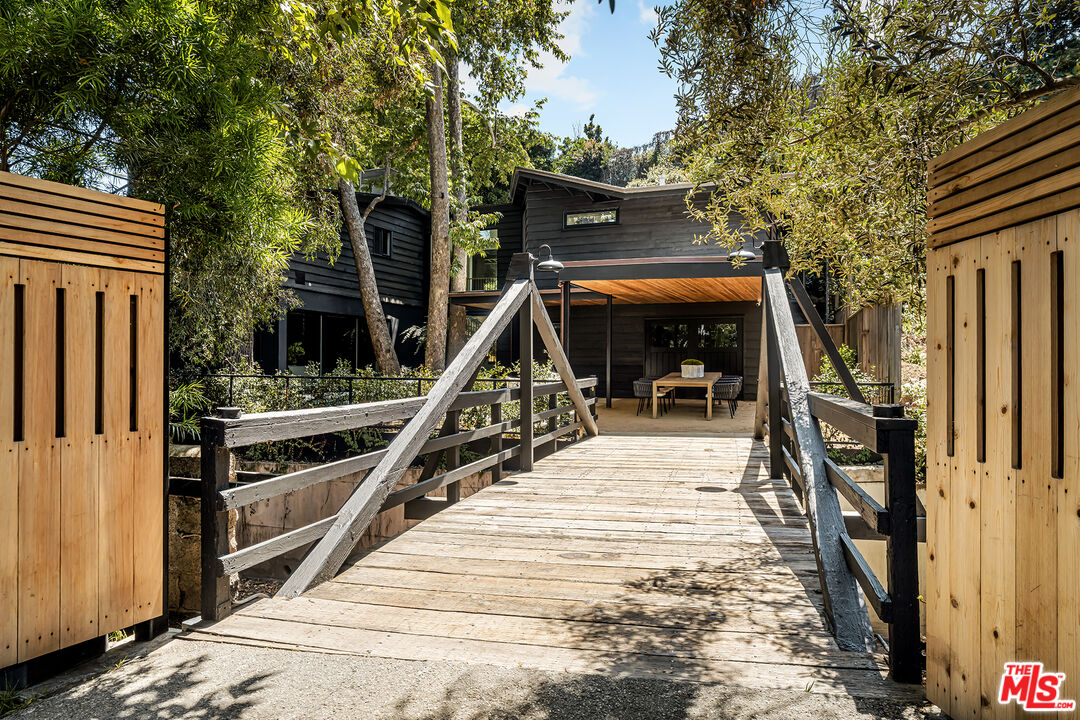 327 E Rustic Rd