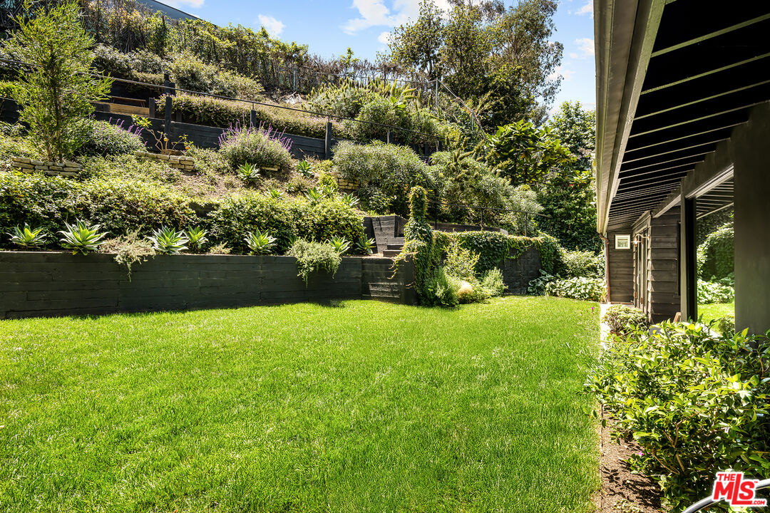 327 E Rustic Rd