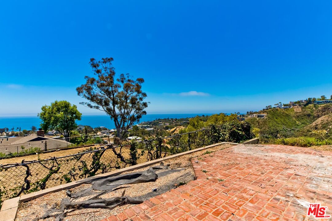 737 Enchanted Way