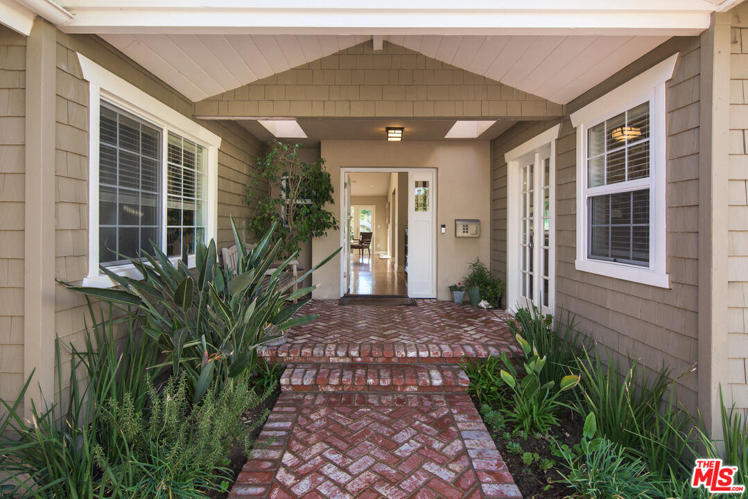 843 Enchanted Way