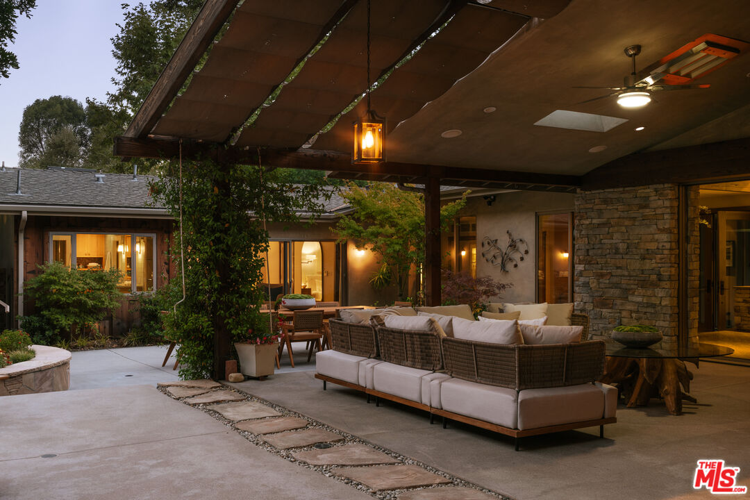 2618 Mandeville Canyon Rd
