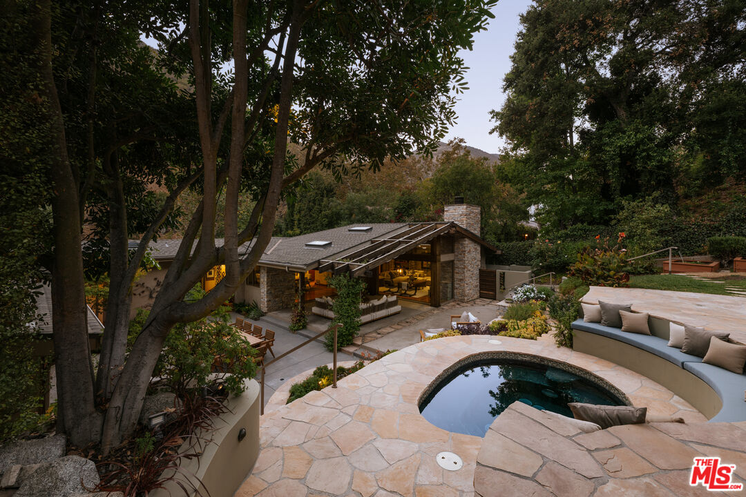 2618 Mandeville Canyon Rd