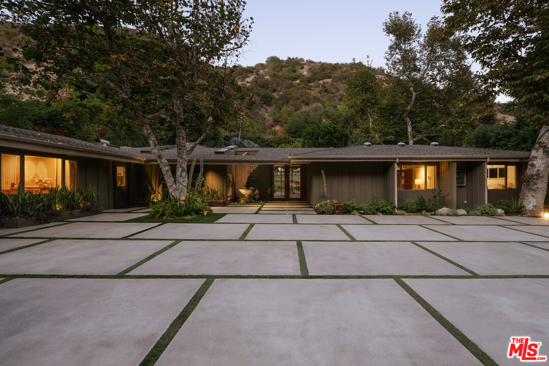 2618 Mandeville Canyon Rd